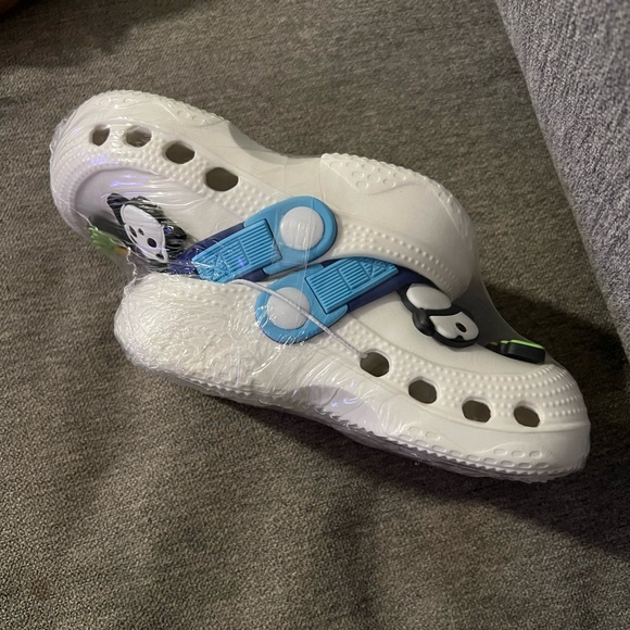 New White Lightweight Toddler Clogs with Panda and Nice Charms Size 6.5-7.5 - Picture 2 of 5